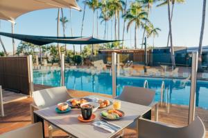 卡拉萨卡拉萨国际大酒店的游泳池旁的餐桌上放着食物