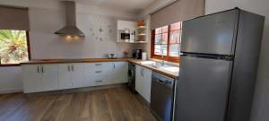 巴列埃尔莫索Vv Casa Lucas的厨房配有不锈钢冰箱和白色橱柜