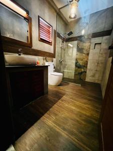 马拉维拉Adique's Resorts的一间带水槽、卫生间和淋浴的浴室
