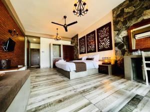 马拉维拉Adique's Resorts的酒店客房配有一张床和一个壁炉。