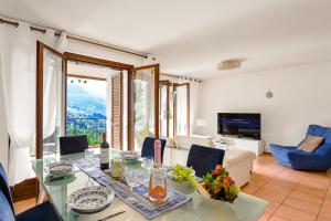 阿洛格诺Villa Delle Rose - Happy Rentals的客厅配有玻璃桌和沙发