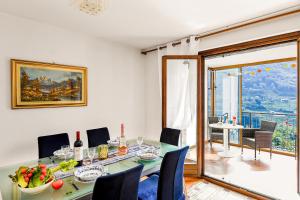 阿洛格诺Villa Delle Rose - Happy Rentals的一间带桌椅的用餐室