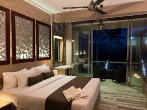 马拉维拉Adique's Resorts的一间卧室设有一张大床和一个大窗户