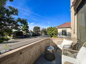 洛杉矶Stylish Residence in Los Angeles - OL-WH的阳台配有两把椅子和街道