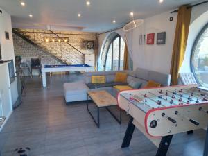 Saint-Coutant-le-GrandVilla de charme的带沙发和台球桌的客厅