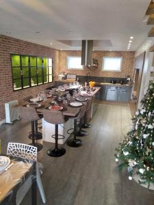 Saint-Coutant-le-GrandVilla de charme的厨房配有长桌和圣诞树
