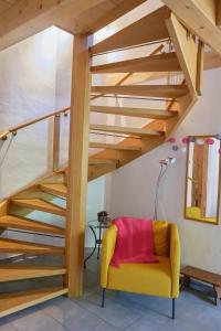BaulmesÀ l'étape rêvée, charme, calme et nature的客厅设有黄色椅子和楼梯