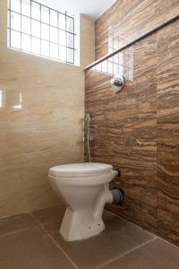 马尼帕尔Rashra Residency的一间位于客房内的白色卫生间的浴室