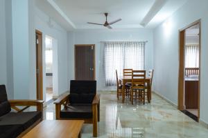 马尼帕尔Rashra Residency的客厅配有桌椅