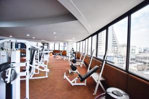 曼谷Grand China Bangkok的大楼内带跑步机和健身器材的健身房