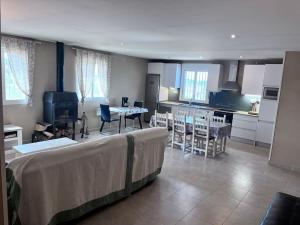 Finca Aideta- casa confortable con barbacoa的一间带桌子的客厅和一间厨房
