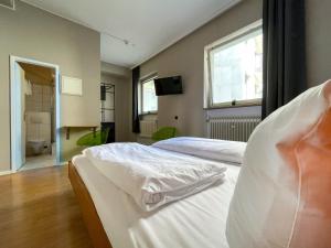 慕尼黑辛德林格尔托酒店的一间带两张床的卧室和一间浴室