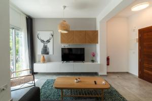 拉纳卡Kition City Apartments的客厅配有桌子和电视