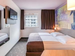 斯图加特斯图加特-瓦和因根住宿加早餐酒店的酒店客房设有两张床和窗户。
