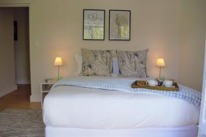 弗朗斯胡克Le Habitat 6的一间卧室配有一张带两盏灯的大型白色床。