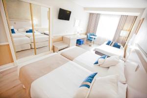 索里亚阿方索八世酒店的酒店客房,设有两张床和镜子