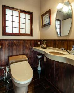 福冈梅光园别墅的一间带卫生间、水槽和镜子的浴室