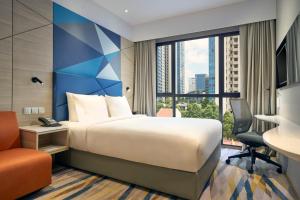新加坡Holiday Inn Express Singapore Serangoon, an IHG Hotel的酒店客房设有一张床和一个大窗户