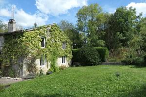 Thonnance-lès-JoinvilleLe Moulin Aux Ecrevisses的院子中常春藤覆盖的老房子