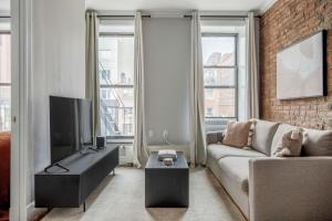 纽约East Village 2br w wd nr groceries NYC-1221的带沙发和电视的客厅