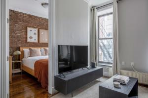 East Village 2br w wd nr groceries NYC-1221的电视和/或娱乐中心