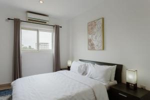东勒贡Adrich Properties East Legon的白色的卧室设有床和窗户