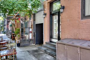 纽约East Village 2br w wd nr groceries NYC-1221的砖砌建筑,设有门、桌子和椅子