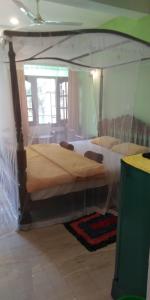 韦利格默Jagabay Resort & Surfing School的配有天蓬床的客房内的两张床