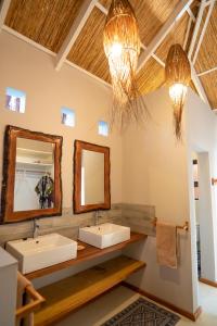 伊尼扬巴内Bela Flor Beach Front Apartments的浴室设有2个水槽和2面镜子