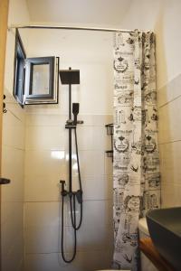AntimácheiaTHE HOUSE ON THE ROCK的浴室配有淋浴帘和盥洗盆。
