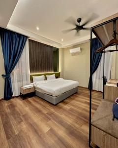 斗湖I-VISTA HOTEL的一间卧室配有一张床和吊扇