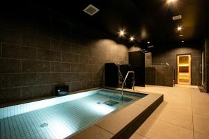 京都Minn Sanjo的一个带灯的房间的大型游泳池
