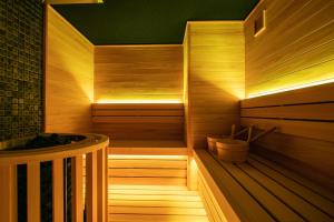 京都Minn Sanjo的铺有木地板的桑拿浴室以及浴缸