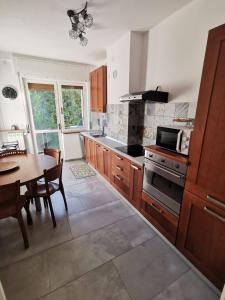 戈里齐亚Terra di Mezzo的厨房配有桌子和炉灶。 顶部烤箱
