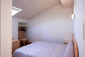 波尔蒂乔博迪西欧酒店的卧室配有1张床、1张桌子和1把椅子