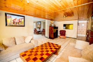 开普敦Oria Lodge的带沙发和棋盘桌的客厅