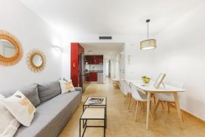 赫罗纳Bravissimo Plaça Catalunya, 2-bedroom apartment with terrace的客厅配有沙发和桌子