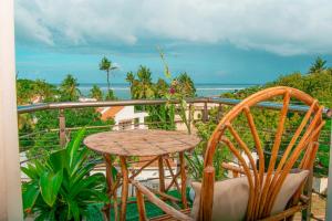 蒙巴萨ZaNaKri Homes ;A Great Panorama of Indian Ocean的阳台配有桌椅