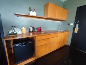 Nong Sarai帕斯考艾酒店的厨房配有带水槽和微波炉的台面