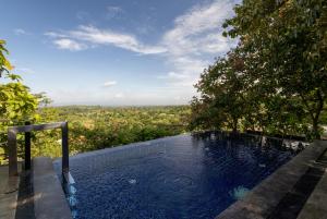 Nong Sarai帕斯考艾酒店的享有树景的小型游泳池
