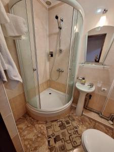 敖德萨Барселона的带淋浴和盥洗盆的浴室