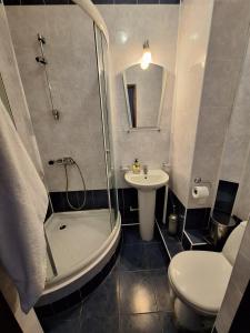 敖德萨Барселона的带淋浴卫生间和盥洗盆的浴室