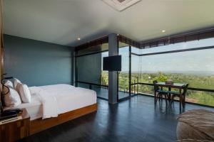 Nong Sarai帕斯考艾酒店的一间卧室配有一张床,阳台配有桌子