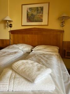 阿斯克尔Øvre Sem Gård的床上有2个白色枕头