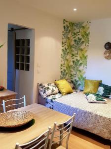 滨海萨纳里Rêve de coco, le port à pied的客厅配有沙发和带桌子的桌子。