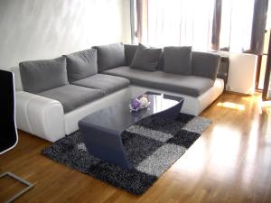 布尔加斯Luxury Panoramic Seaside Apartment的带沙发和咖啡桌的客厅
