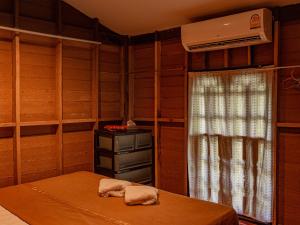 Pattani巴卡兰农场度假村的客房设有床、暖气和窗户。