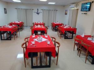 朱巴Lamerinn Hotel Juba的一间设有红色桌椅的用餐室