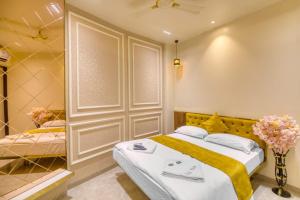孟买La Hotel Metro near BKC的一间卧室配有一张黄色毯子床