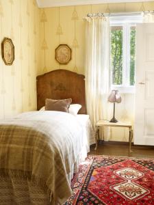 史特林史特林威斯尼斯酒店的一间卧室设有床、窗户和地毯。